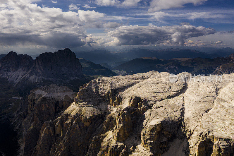 在Piz Boe之上，SAS Pordoi高山，Dolomites，意大利泰洛阿尔卑斯山